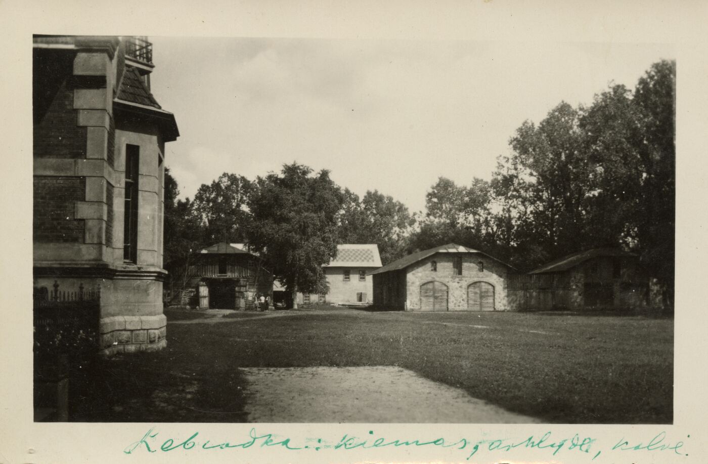 Nežinomas fotografas, Lebiodkos dvaro kiemas, arklidė ir kalvė