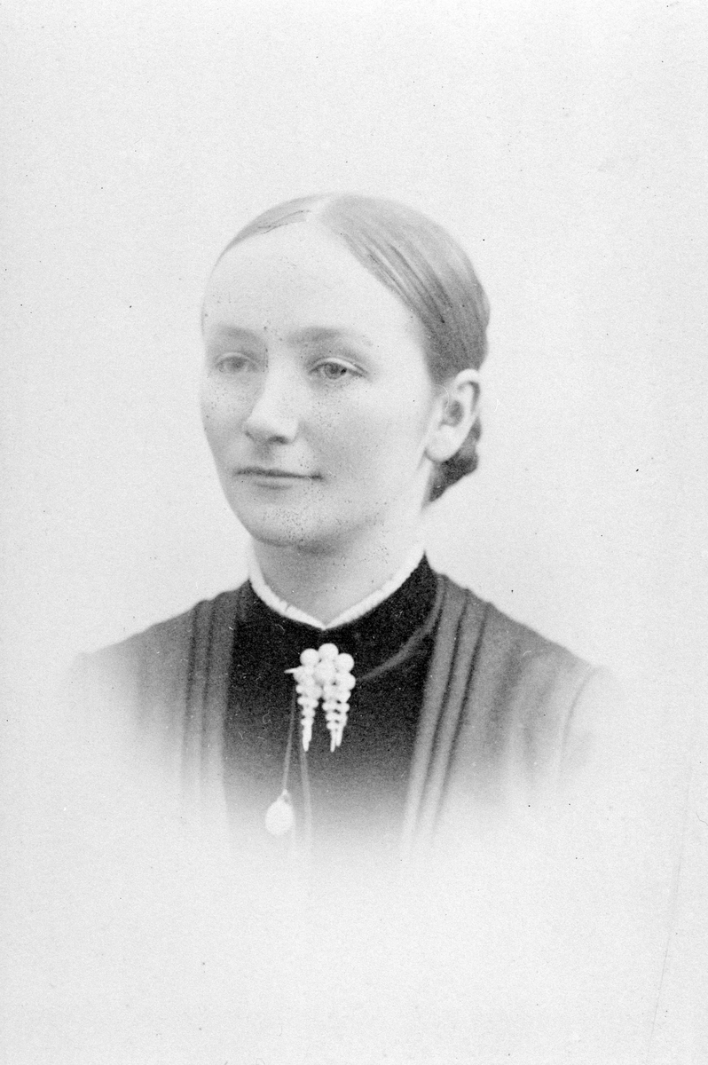 Anno Domkirkeodden, REGINE JOHANSEN. PORTRETTEIER: OLE KRISTEN SOLBERG, 2340 LØTEN. FOTOGRAF INGER BARTH, HAMAR.