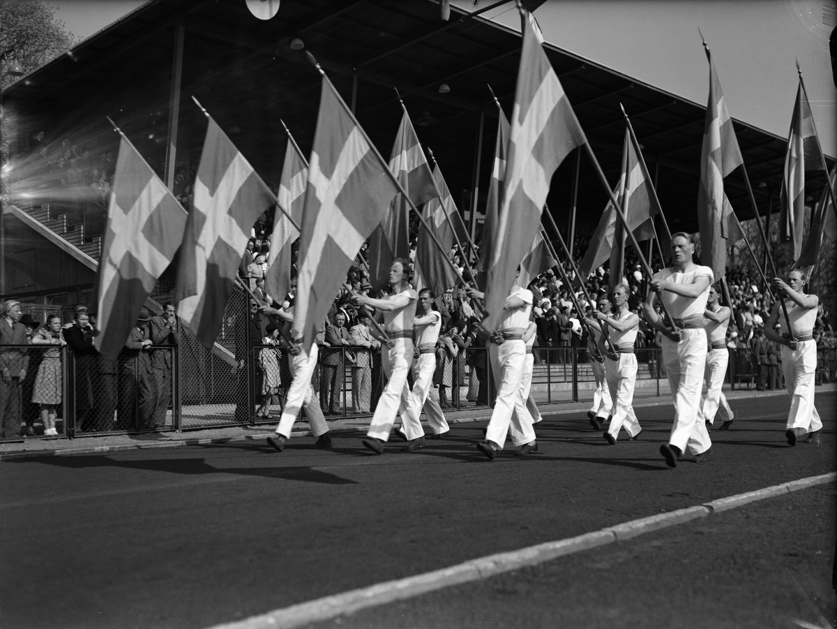 Paul Sandberg, "Gymnasternas djupa led företräddes av en stålig fanborg" vid Upplands Gymnastikförbunds 25-årsjubileum på Studenternas Idrottsplats