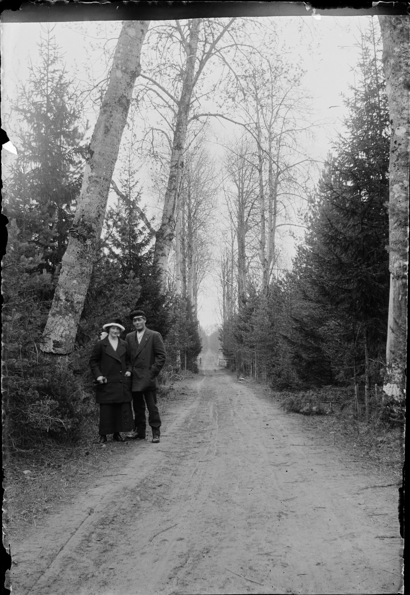 Skötsner-Edhlund, Man och kvinna på skogsvägen, Östhammar, Uppland