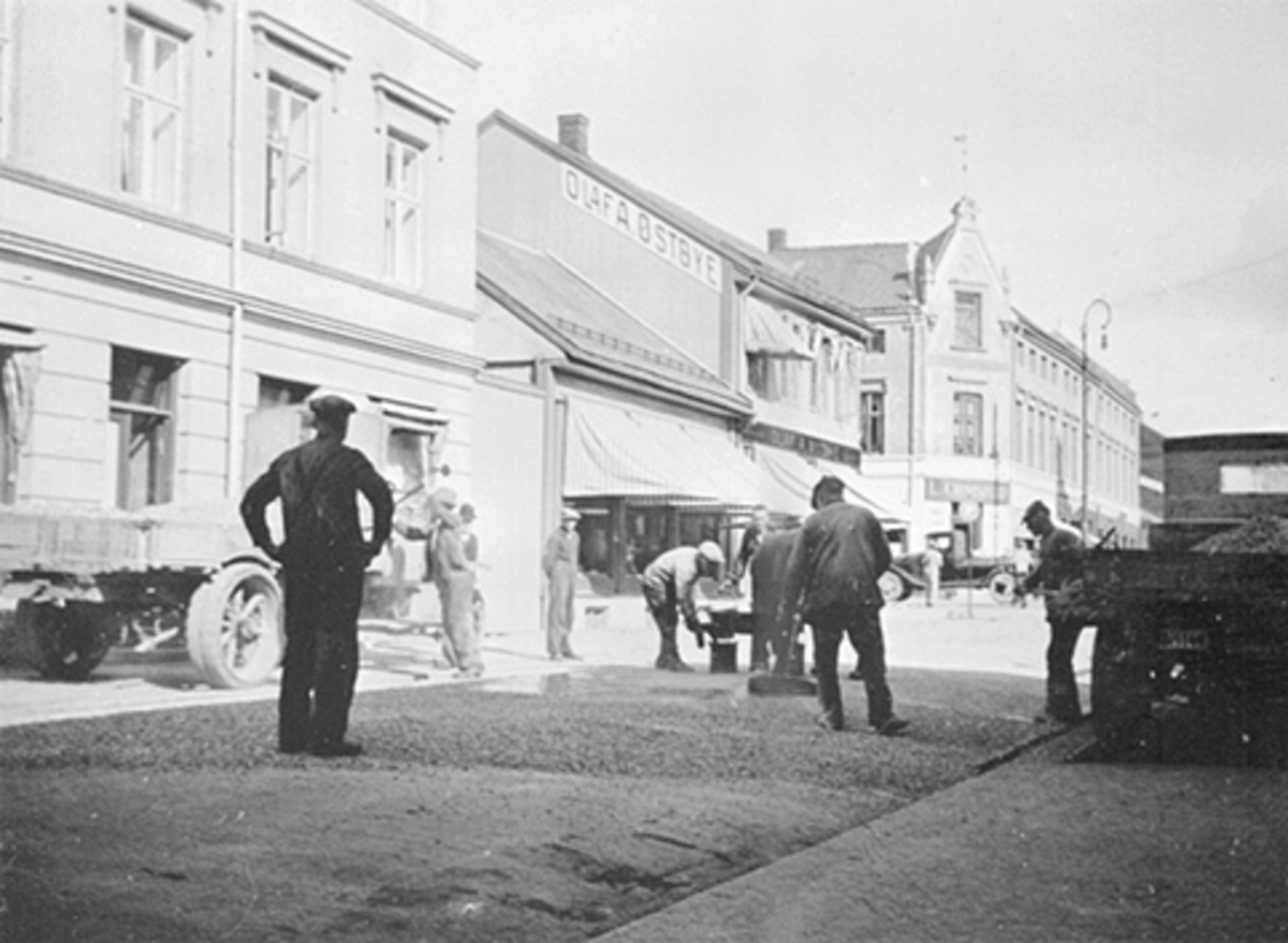 Anno Domkirkeodden, MAKADAMISERING ASFALTERING, ENGGT. UTENFOR VICTORIA HOTELL