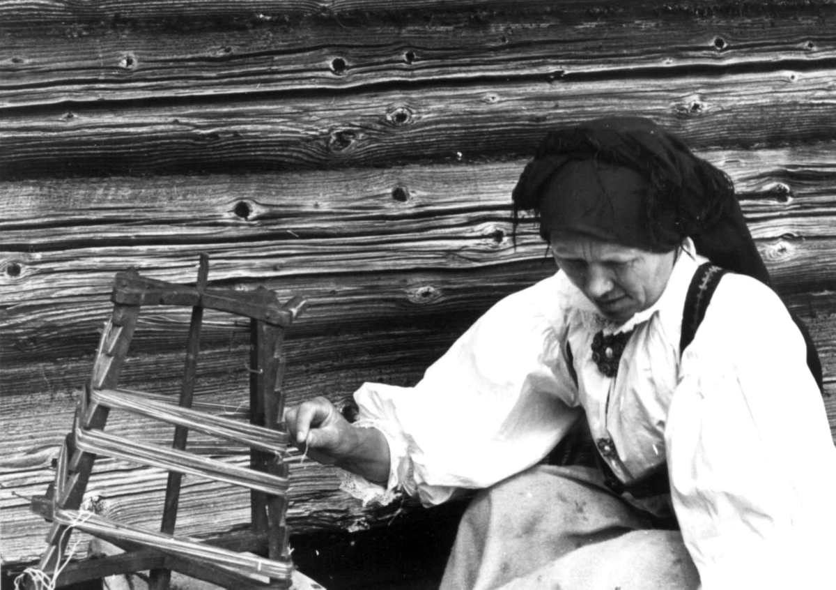 Anna Grostøl, Valle 1939. Eli Åmli lager renning til båndvev.