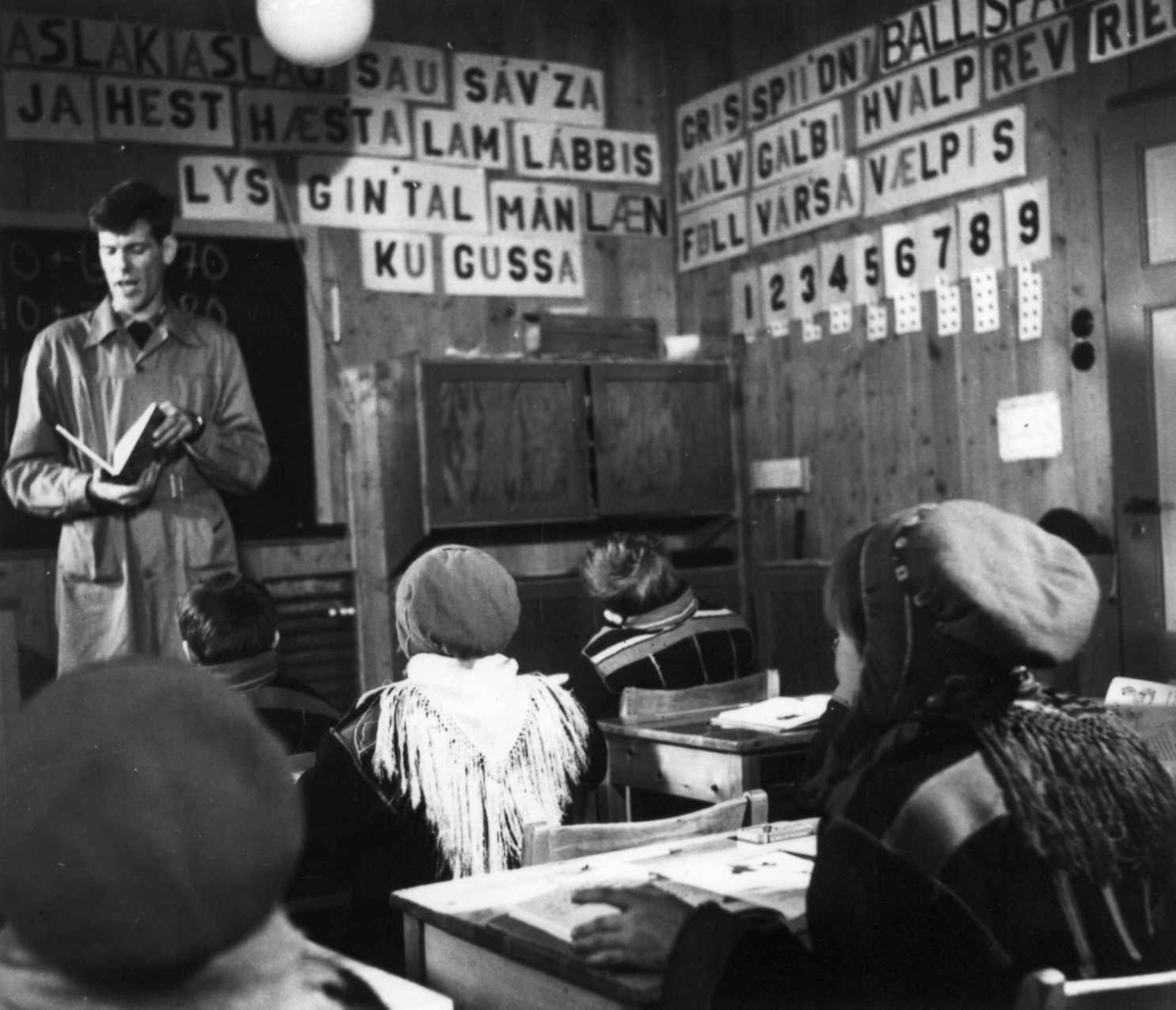 Virginia Raymond Davidson, Elever og lærer i klasserom ved Karasjok folkeskole. 1958.