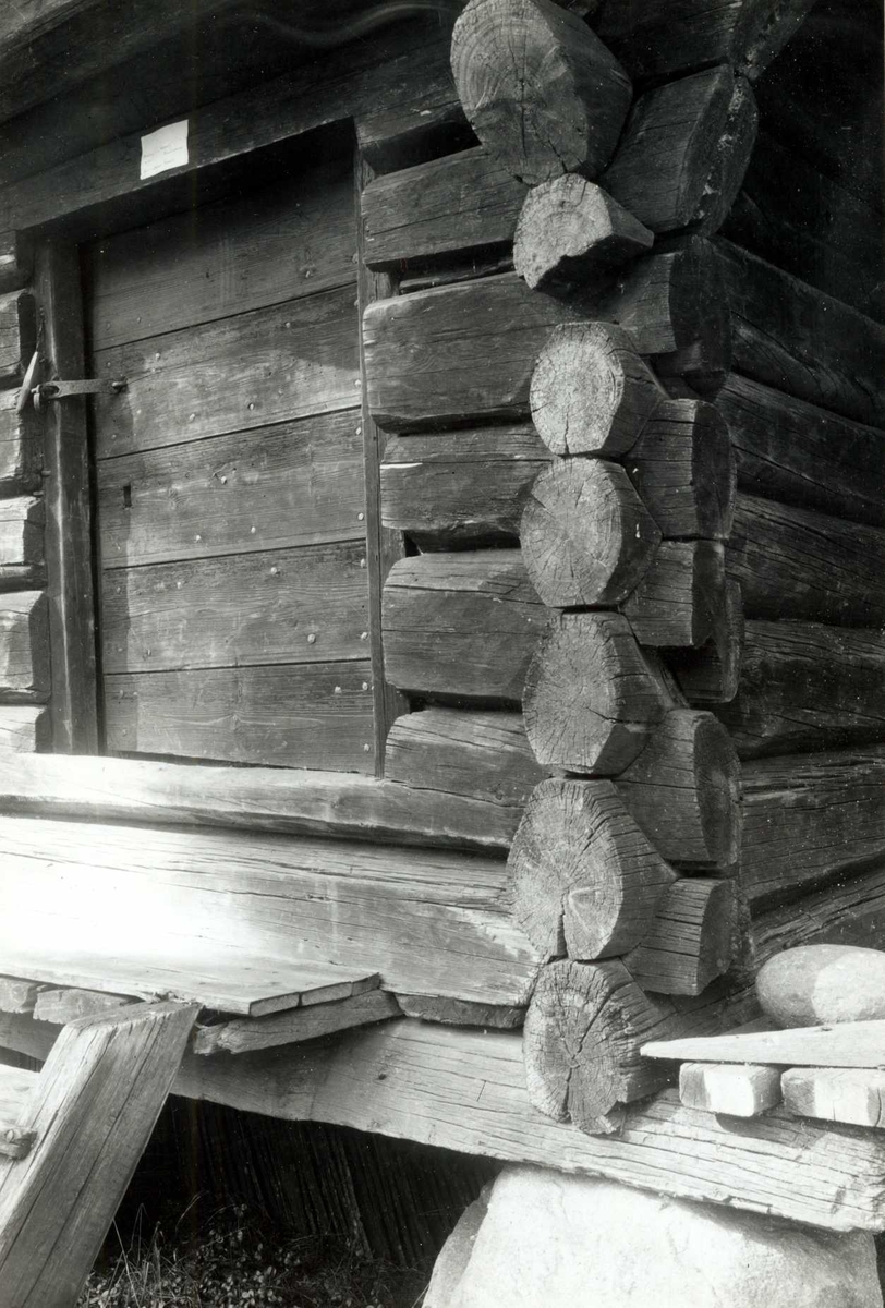 Gisle Midttun, Messelt, Stor-Elvdal, Hedmark. Detalj av stabbur fra 1700. Nå på Glomdalsmuseet.