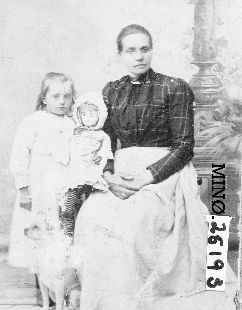 Henrik Augustinsson Stinessen, Portrett av Marit Estensdatter, (1856-19??) frå Norsen Kveberg og søsterdatter Marie (født 1895)