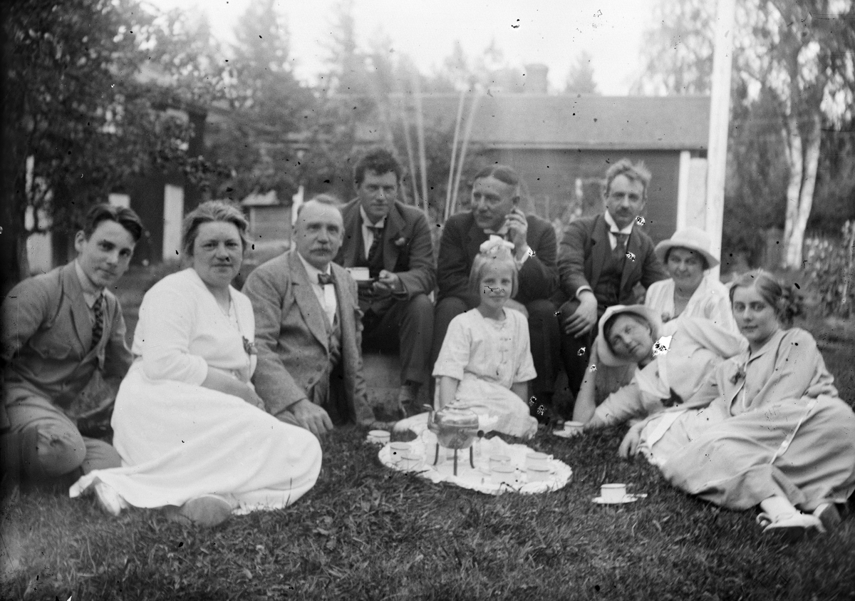 Okänd,, Ruben and Christiane Liljefors with children and friends have coffee break out on the lawn in the yard, probably Svensgården, Dalarna