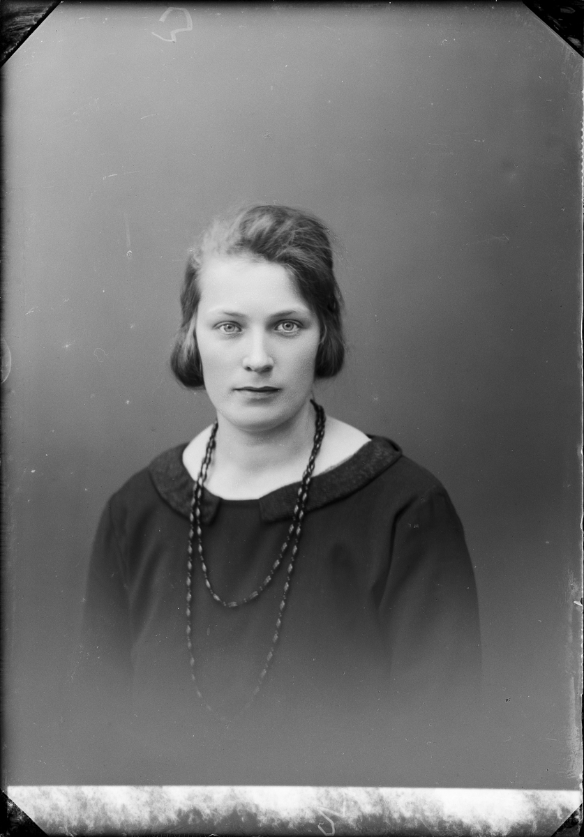 Skötsner-Edhlund, Ateljéporträtt - Rut Jansson från Harg socken, Uppland 1926