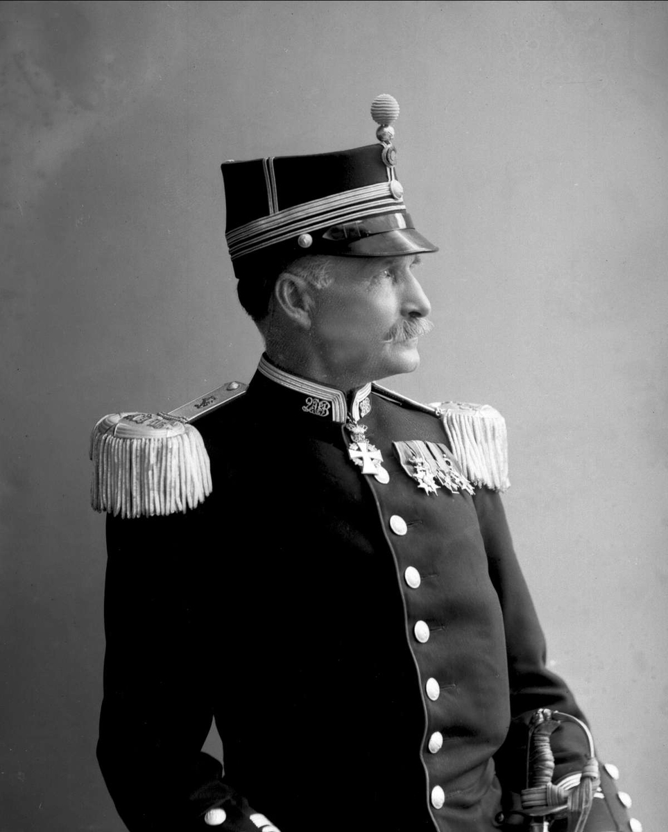 Gustav Borgen, Portrett, generalmajor Johan Lauritz Bull i uniform.