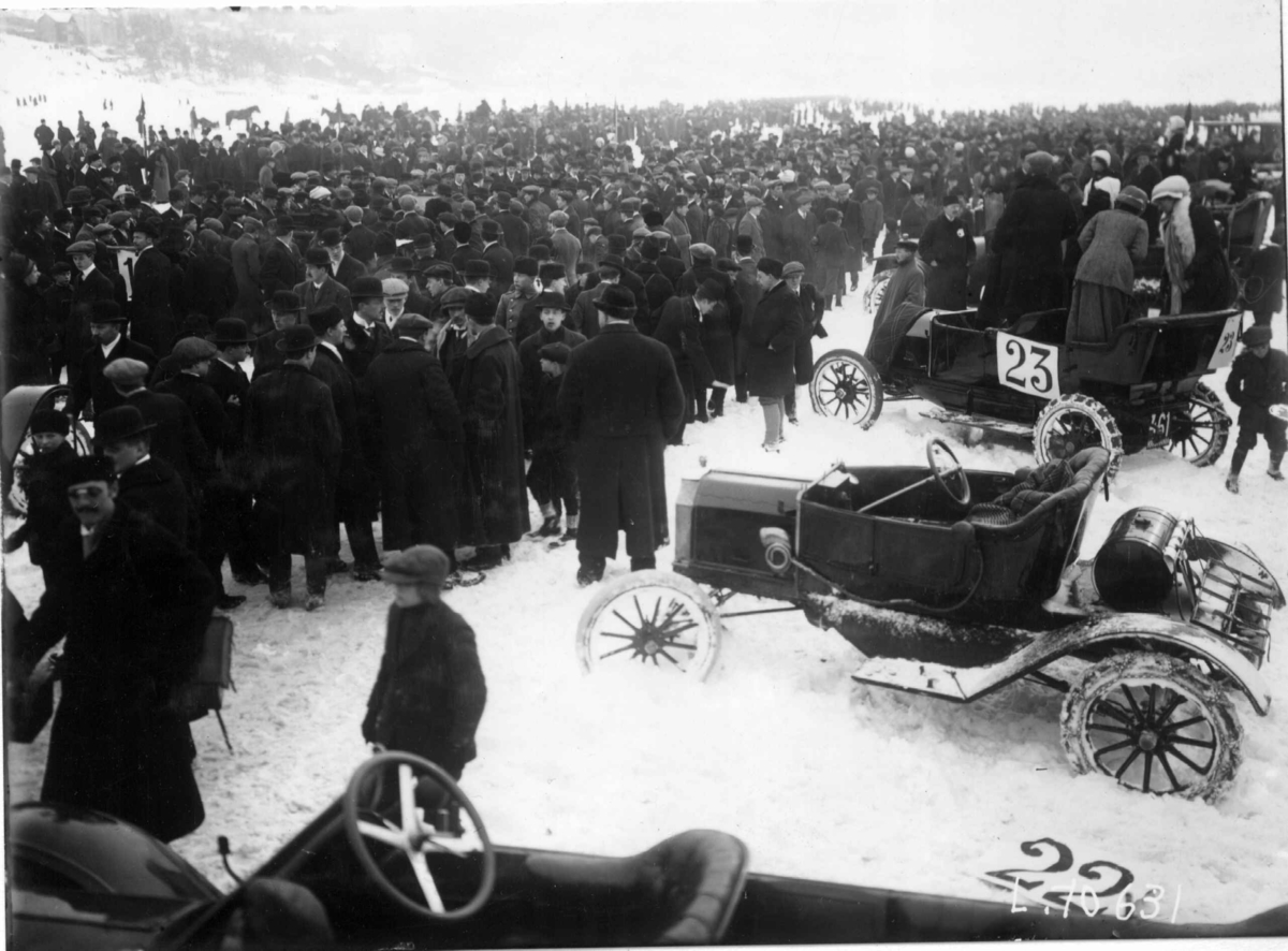 Hermann Christian Neupert, Billøp på Bundefjorden i Oslo i februar 1912. Vintermotiv. Biler. Publikum.