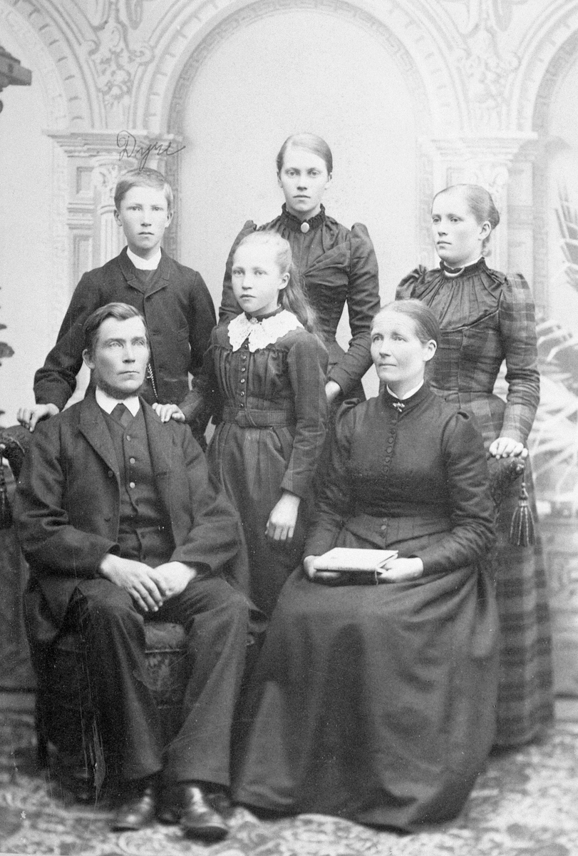 Anno Domkirkeodden, GR: 6, FAMILIEN SANDAKER, 2 VOKSNE, 4 BARN, BAK FRA VENSTRE: DYRE, OLINE, MARTHE, MARTIN8FA9, LISE, ANDRINE(MOR). LØTEN.
