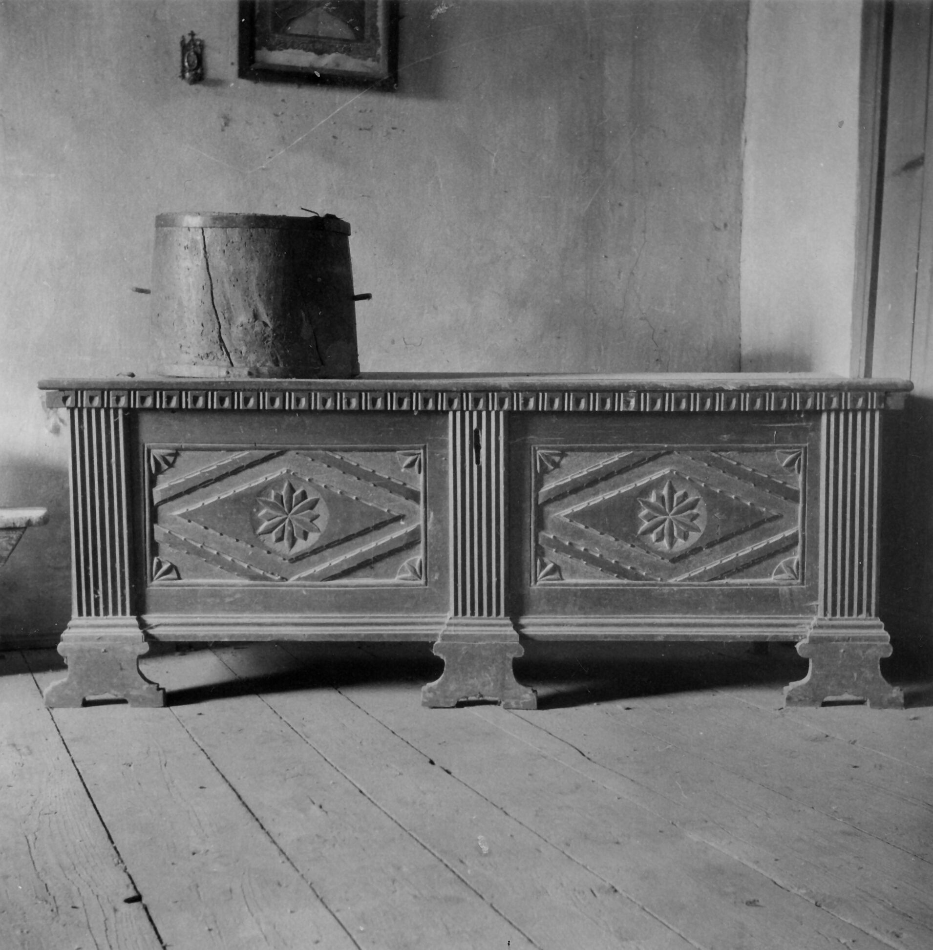 Branko Fučić, Kuberton (Grožnjan), drvena škrinja, seljački rad i kuplenik; vlasnik Ivan Lončarić, 1947.