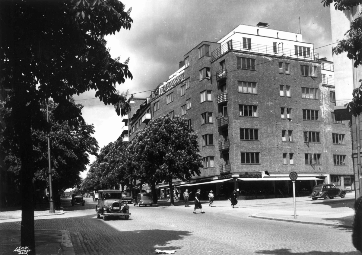 Hermann Christian Neupert, Krysset Bygdøy allé og Gabels gate, Oslo 1937. Gatebilde med biler og fotgjengere. Allé av trær.