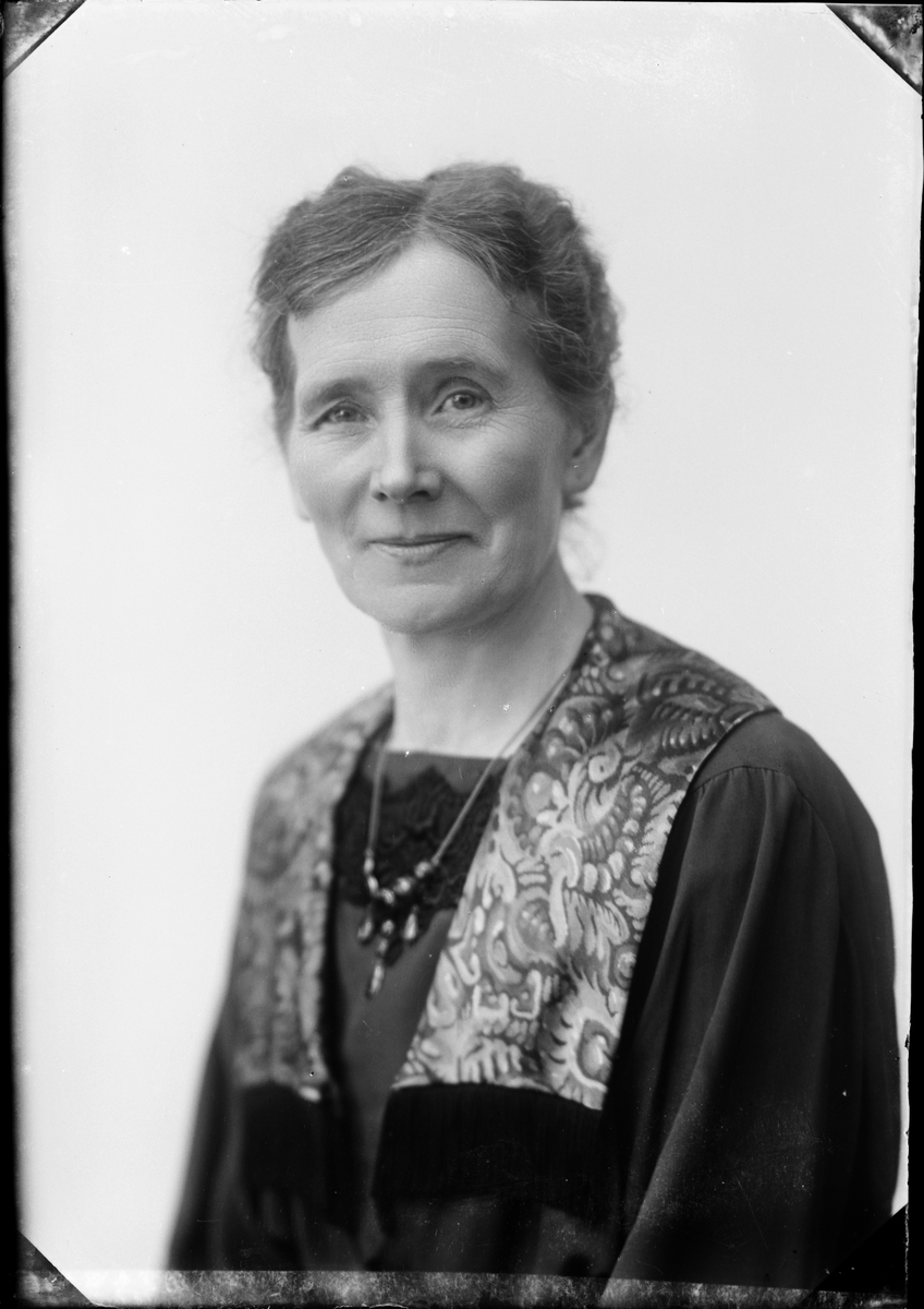 Skötsner-Edhlund, Ateljéporträtt - Ida Svensson från Östhammar, Uppland 1923