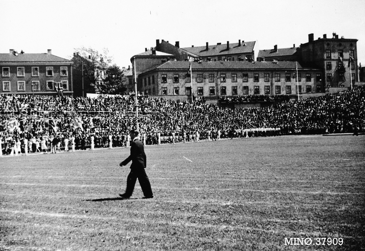 Oddvar Dobloug, Idrettsmønstring på Bislett