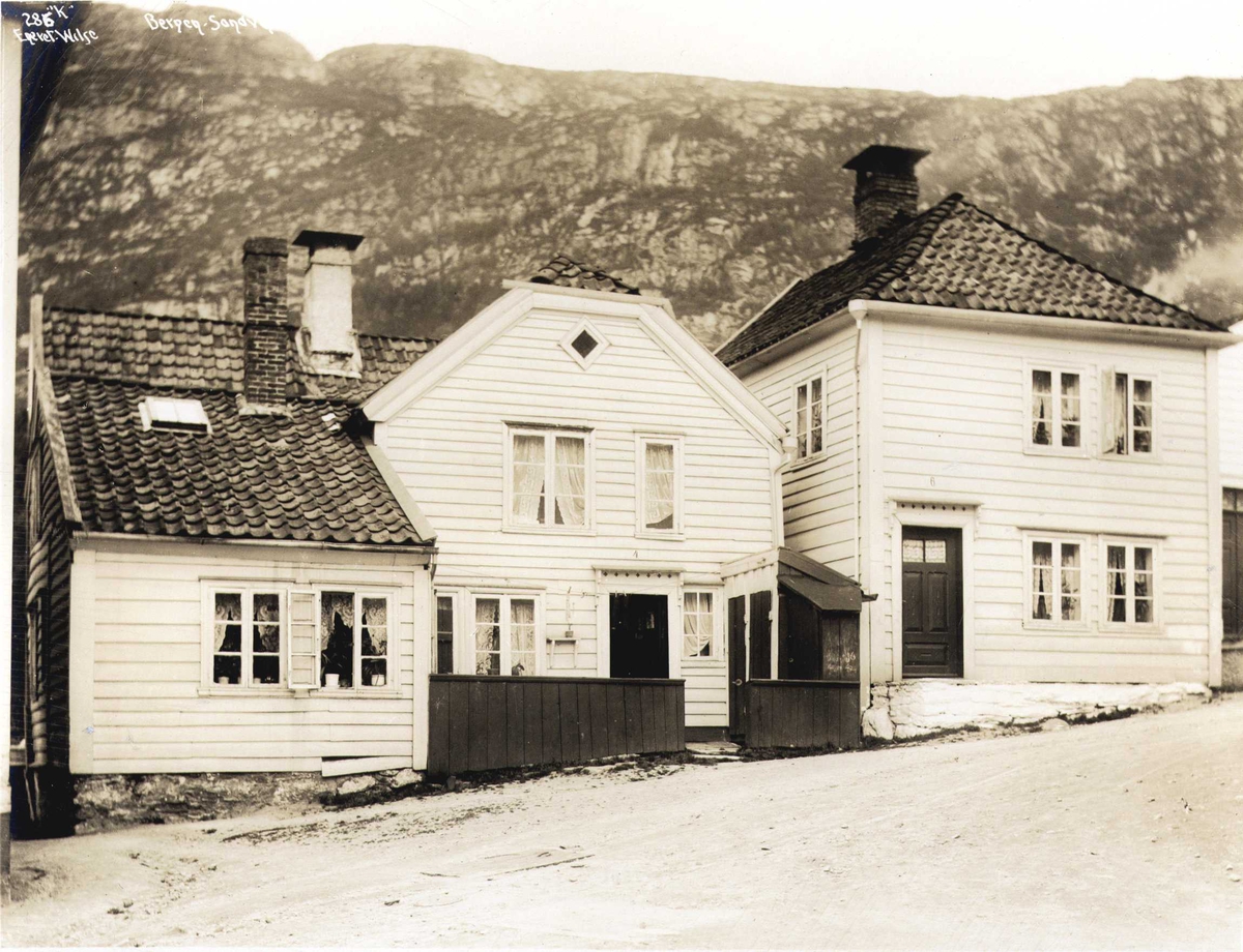 Anders Beer Wilse, Trehusbebyggelse. Sandviken, Bergen, Hordaland. Fotografert 1912.