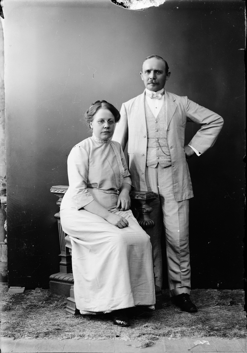 Skötsner-Edhlund, Ateljé Portrait - Woman and Man, Östhammar, Uppland