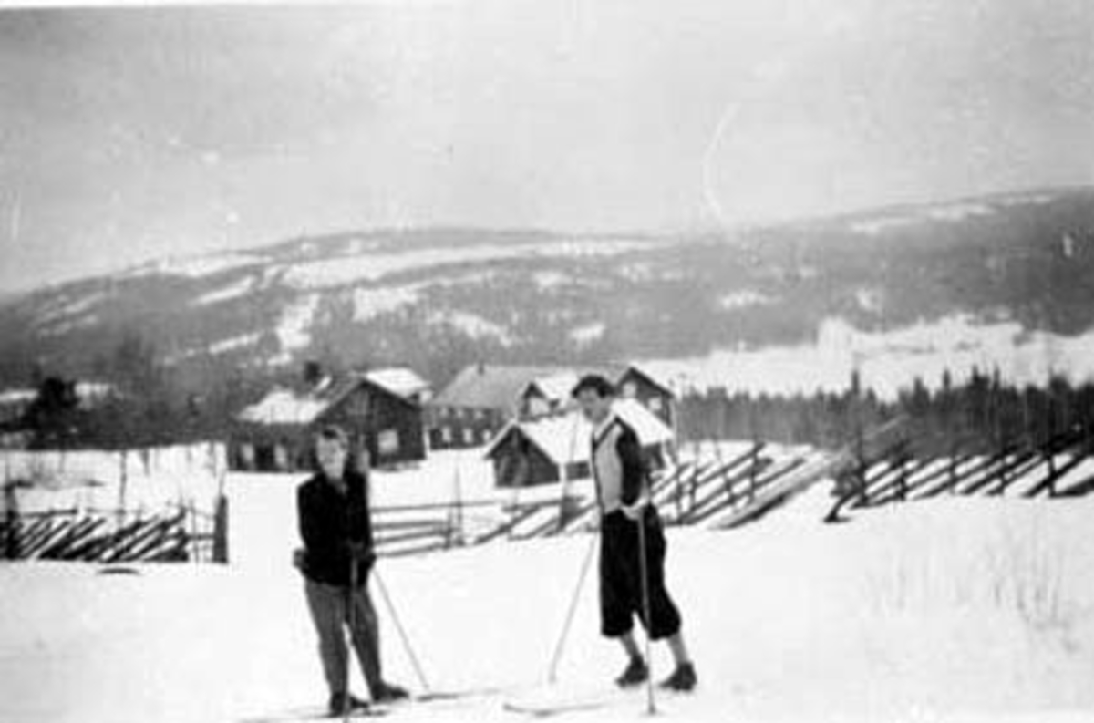 Anno Domkirkeodden, EKSTERIØR: GARDSBRUK, GUNHILDBERGET, I FORGRUNNEN: SOLVEIG GUNHILDSBERGET, LARS GUNHILDSBERGET PÅ SKI PÅSKEN 1955, VINTER, VALLSET,