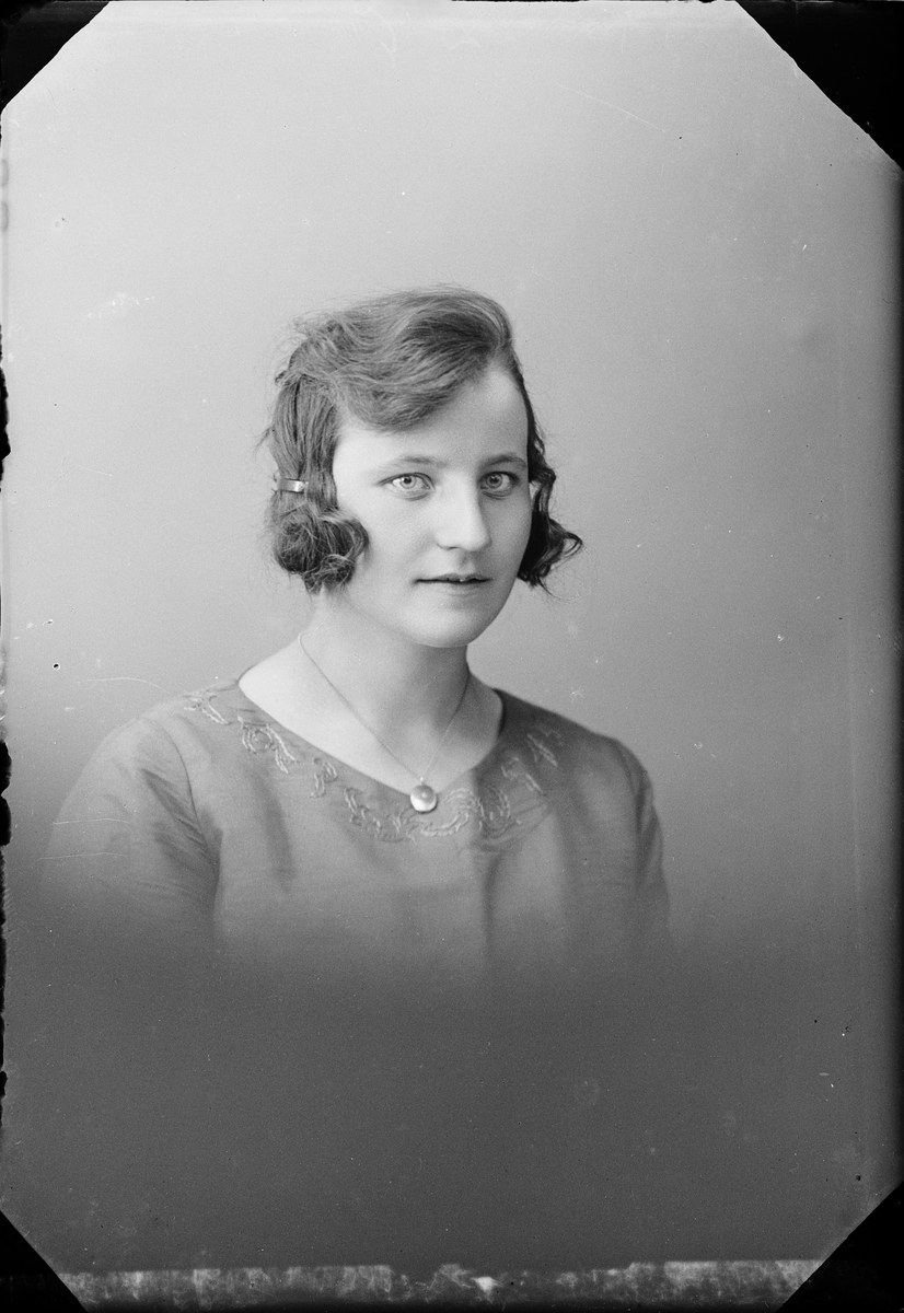Skötsner-Edhlund, Ateljéporträtt - Märta Andersson från Rovsättra, Valö socken, Uppland 1923