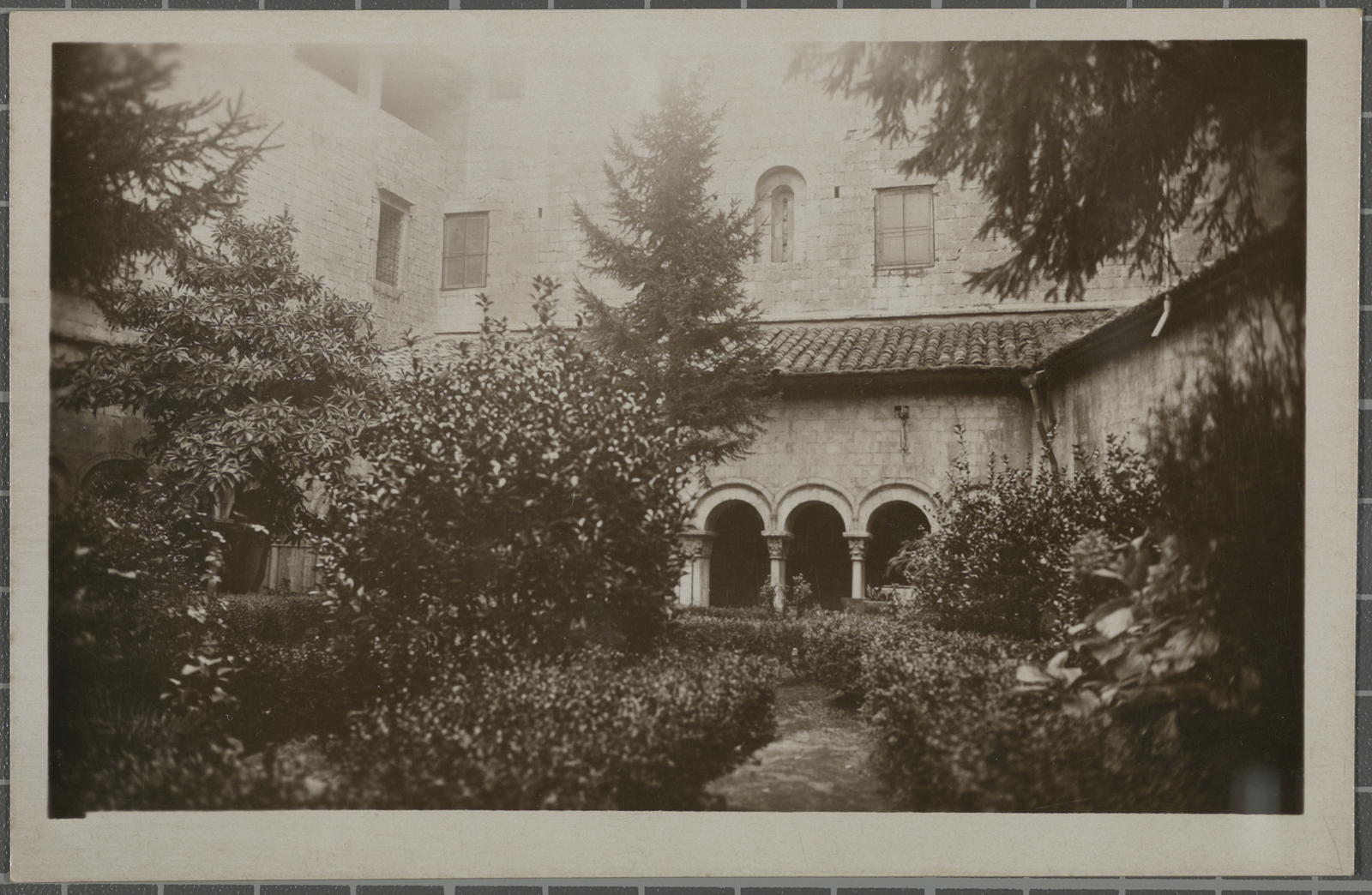 Desconegut, [Cathedral Cloister]