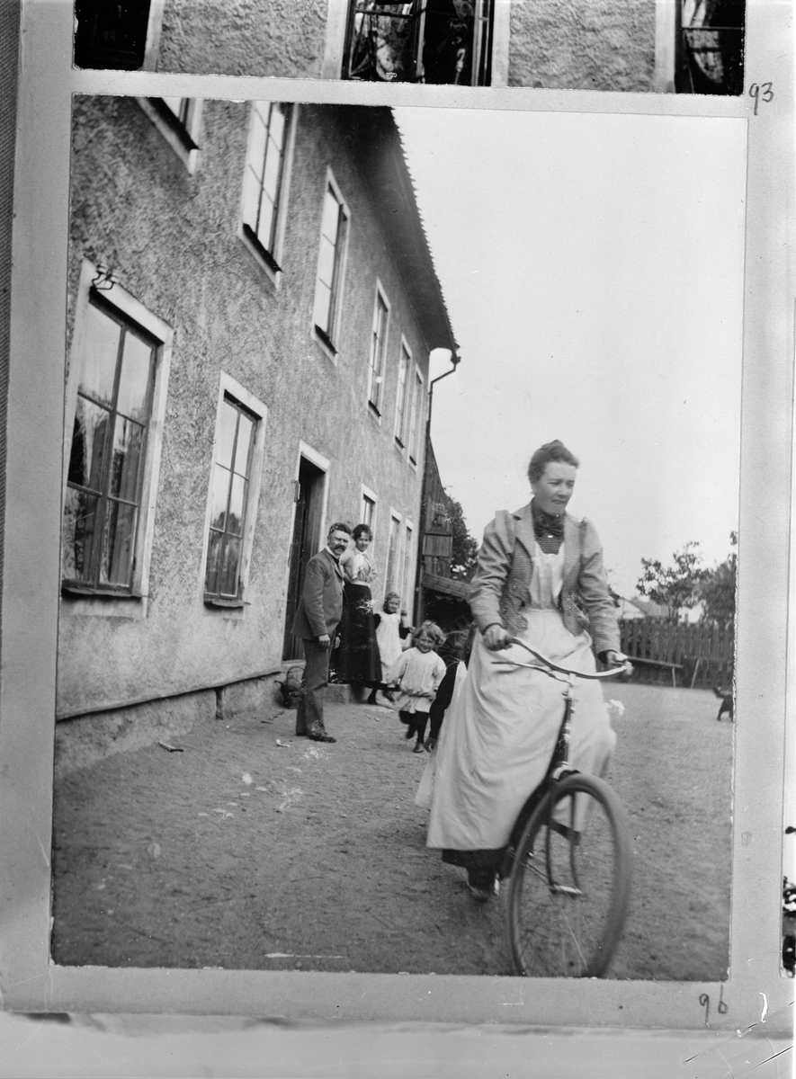 Carl Liljefors, Elin Liljefors by bike. In the background Albin, Minnie, Olle and Carin, SvartI sI, 37, Uppsala 1900