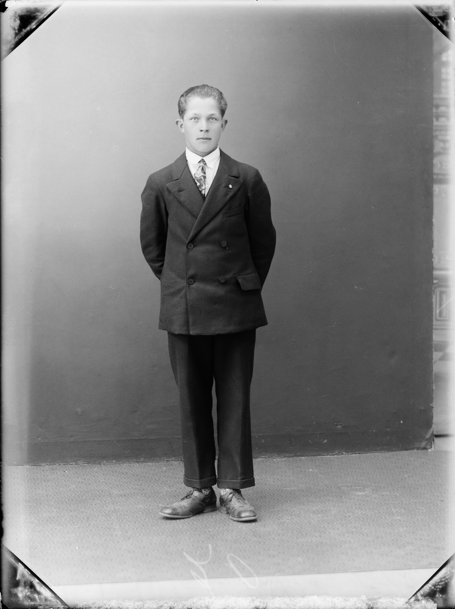 Skötsner-Edhlund, Ateljéporträtt - Henry Jansson från Lundsvedja, Valö socken, Uppland
