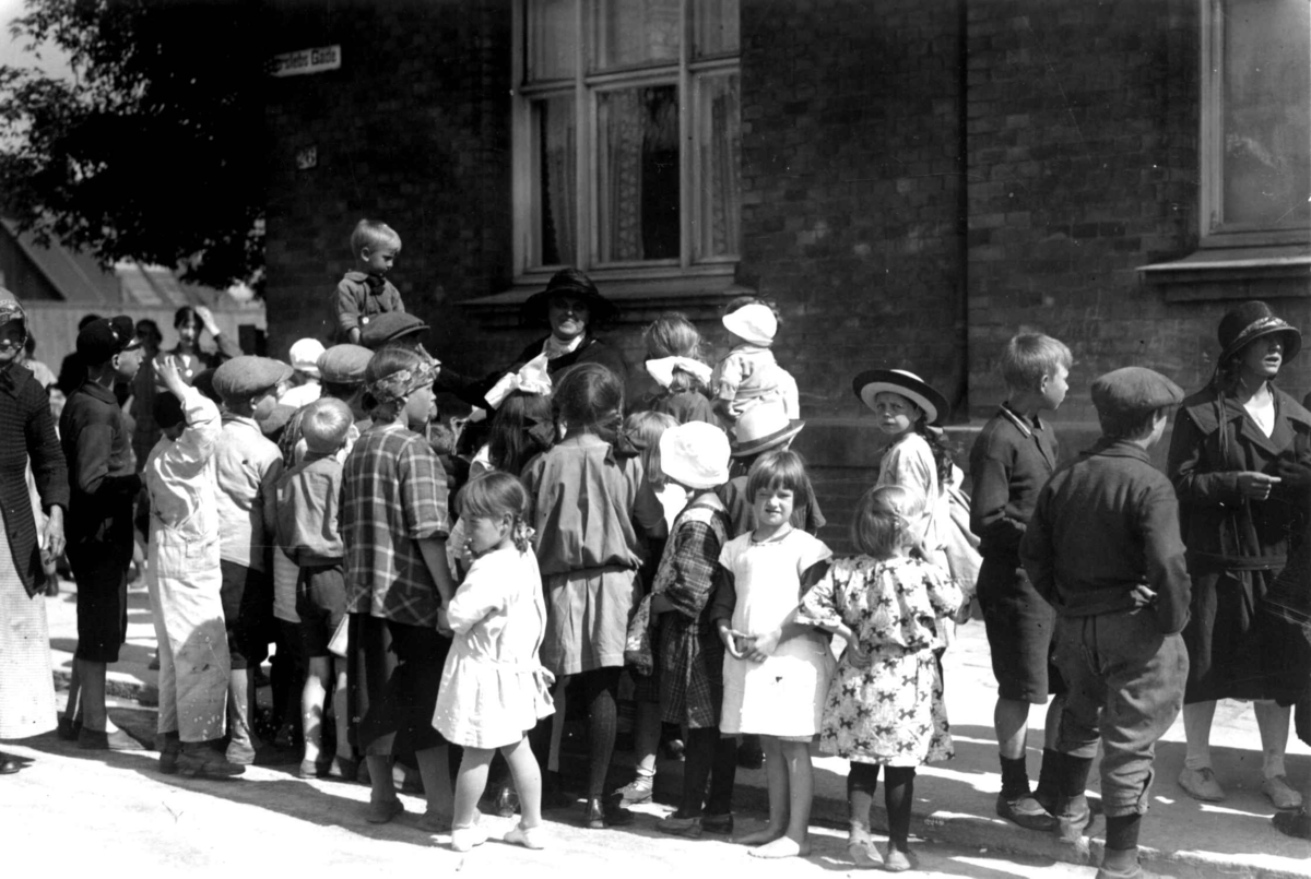 Hermann Christian Neupert, Inga Björnson på utflukt med barn fra Oslo. Her i Herslebs gate.