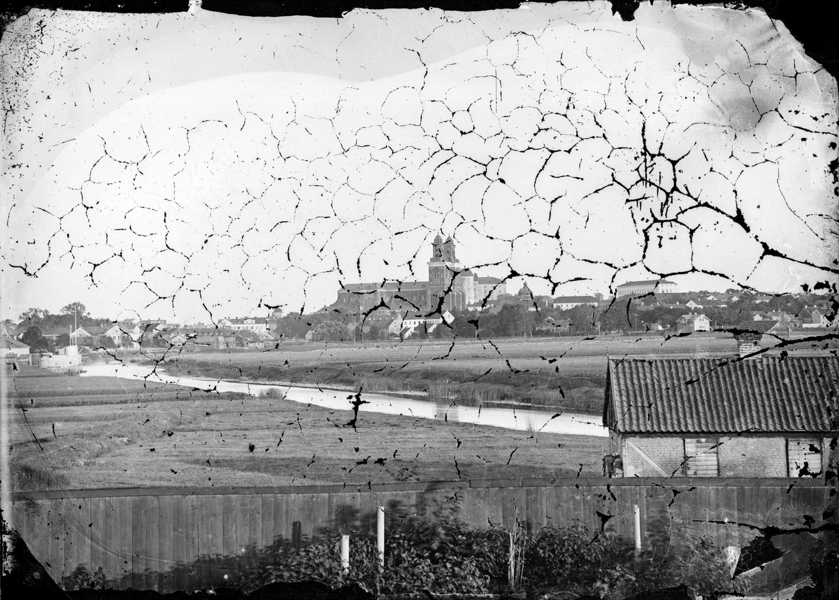 Henri Osti's Fotografiateliér, Uppsala från norr, med Uppsala domkyrka och Fyrisån, Uppsala före 1885