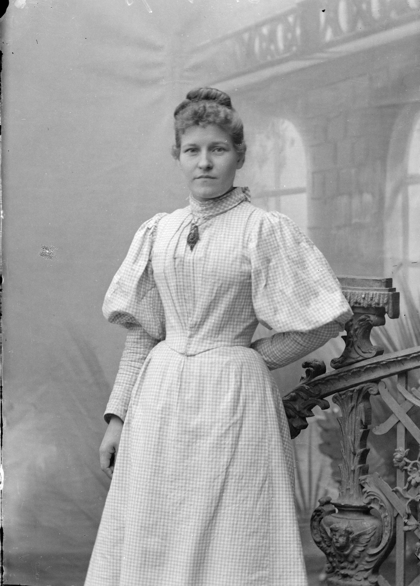 Henri Osti's Fotografiateliér, Ateljéporträtt - Emma Osti, Uppsala 1895