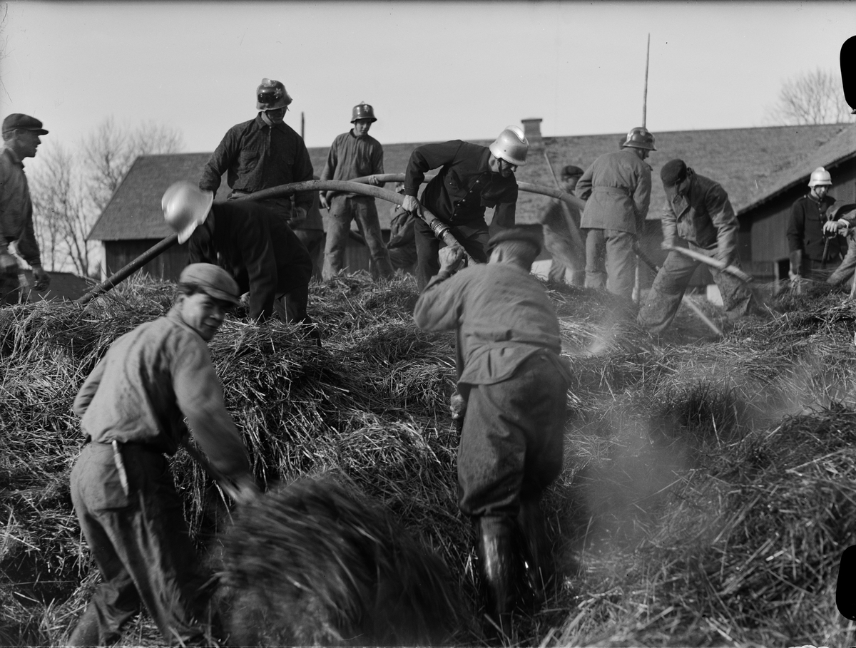 Paul Sandberg, Fire extinguishing, likely at Bälinge Church, Bälinge parish, Uppland, April 1941