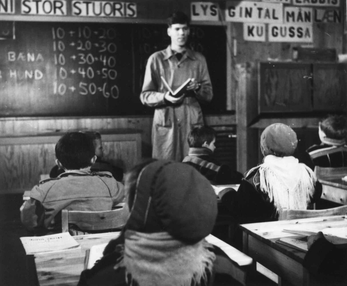 Virginia Raymond Davidson, Elever og lærer i klasserom ved Karasjok folkeskole. 1958.