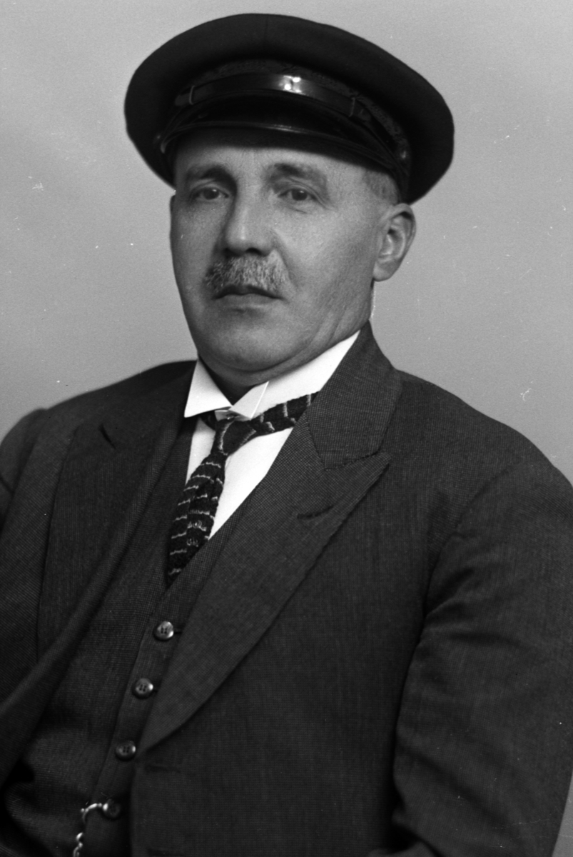 Christian Grundseth, SØRLIE MØBELSNEKKER, HALVFIG. , SERTEFIKAT, 34794