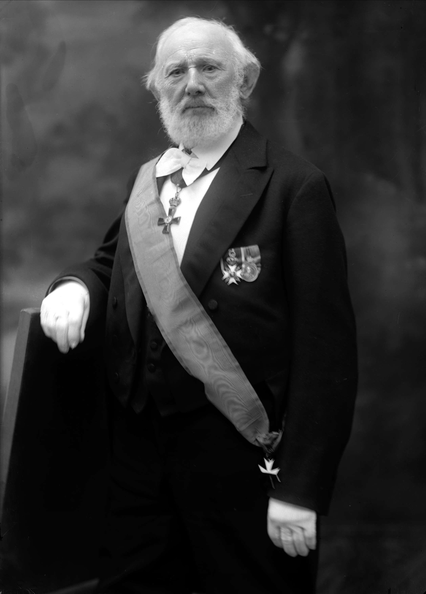 Gustav Borgen, Portrett, S.H. Lundh (Sverrer Hakon), gift 1867 med Sophie f. Warmuth. Han var forretningsmann, maskin- og konsulentforretning. Mann i dress med medaljer og ordener.