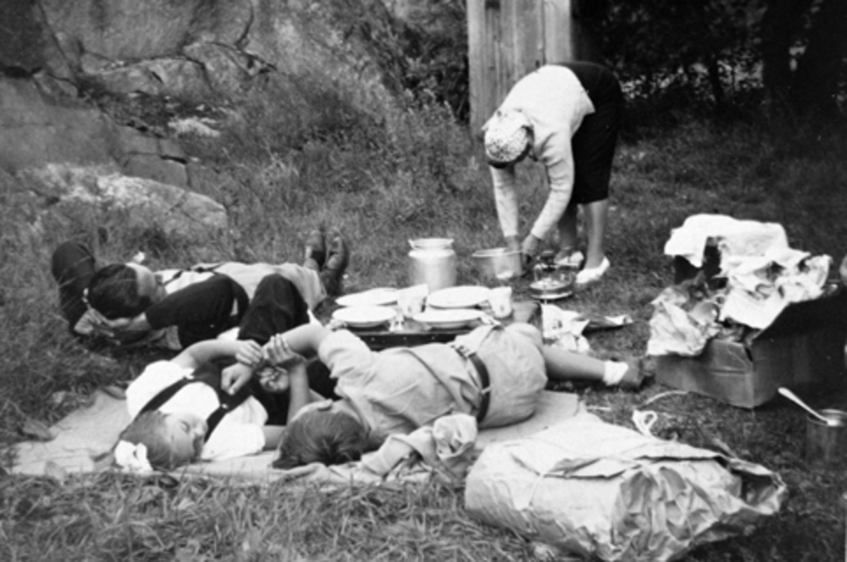 Anno Domkirkeodden, RAST, MATPAUSE. FERIETUR. FAMILIEN KÅRE SJØLI. F. V. KÅRE, OLINE, NORUN, OLE JOHAN SJØLI, CA 1952.