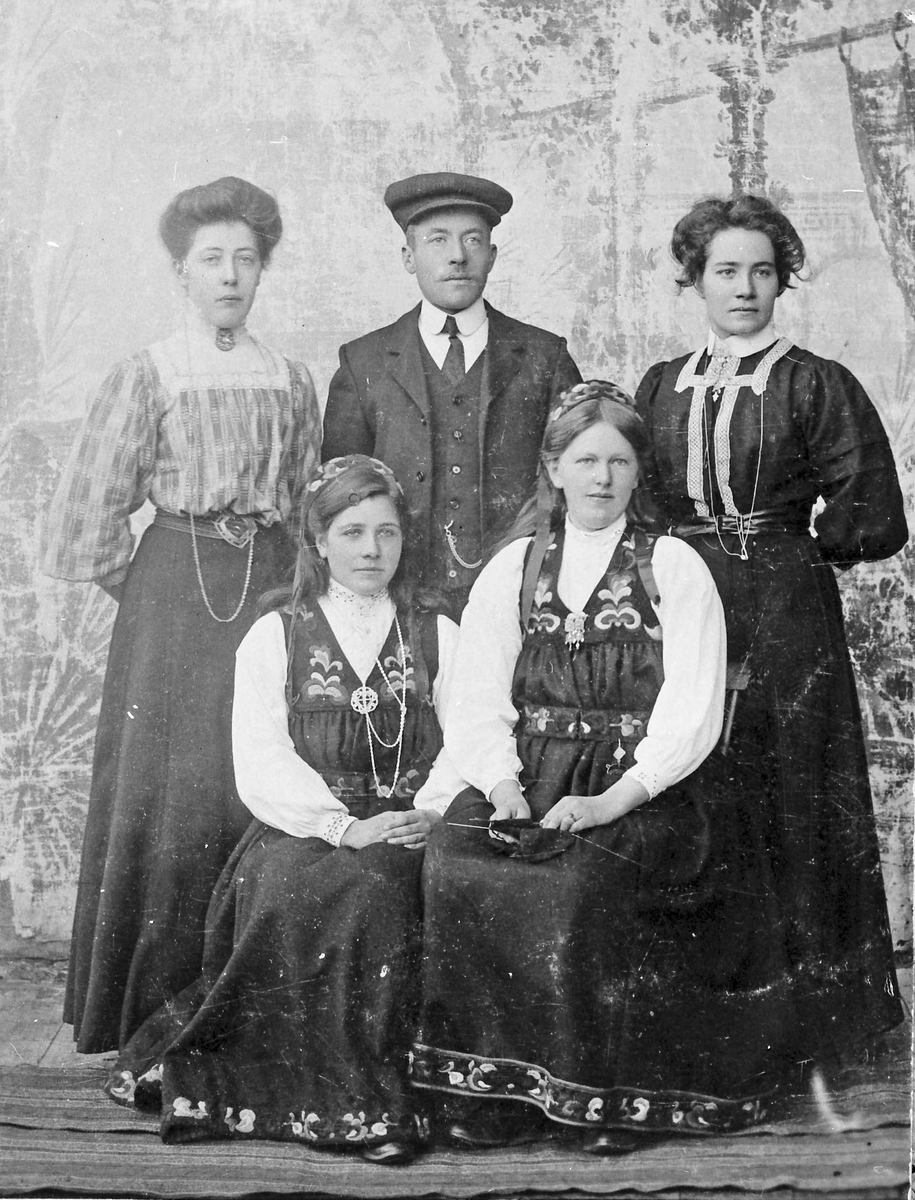 Henrik Augustinsson Stinessen, Gruppebilde. Foran: Signe Kirkbakk født Søgård, Ingeborg Horg, slekt med Redtrøen i Tylldalen. Bak: Sigrid Kotte født Søgård, Per O. Hogstad, Marit Hogstad født Fløtten.