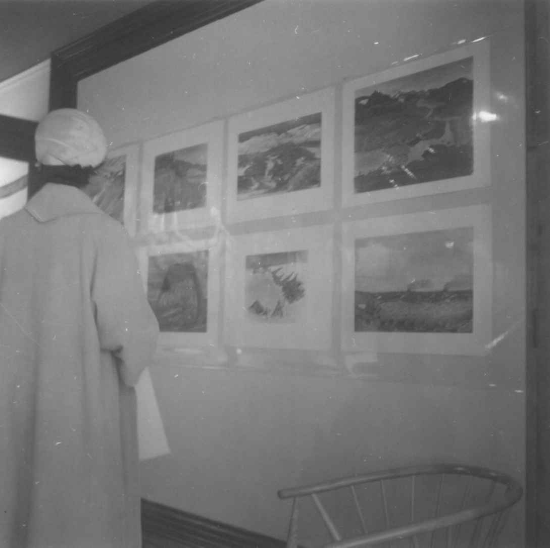 Virginia Raymond Davidson, Kvinne foran billedkunst fra samisk utstilling i California 1963.