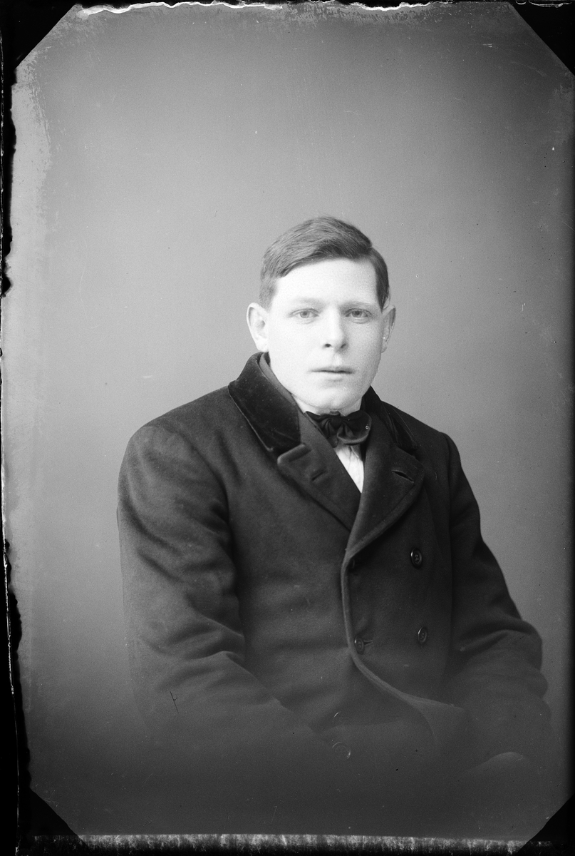 Skötsner-Edhlund, Ateljéporträtt - Karl Almgren från Söderharg, Harg socken, Uppland 1924