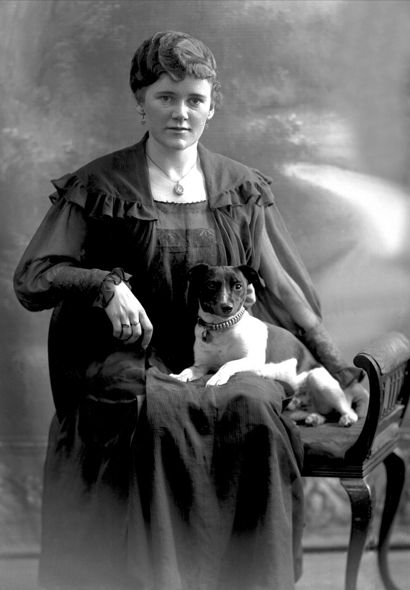 Gustav Borgen, Portrett, kvinne med hund. Frøken Inga Gundersen.