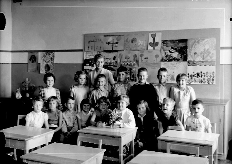 Sven Lindskog, Olaus Petriskolan, klassrumsinteriör, 16 skolbarn med lärarinna fru Dagmar Ohlsson. Klass 2d, sal 8.