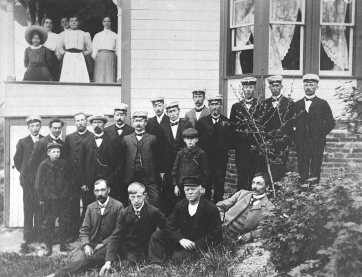 Anno Domkirkeodden, STOR GRUPPE: STANGE SANGFORENING, BANEMINDE, ESPA, TIL HØYRE: EIER AV BANEMINDE MONS HESTNÆS,