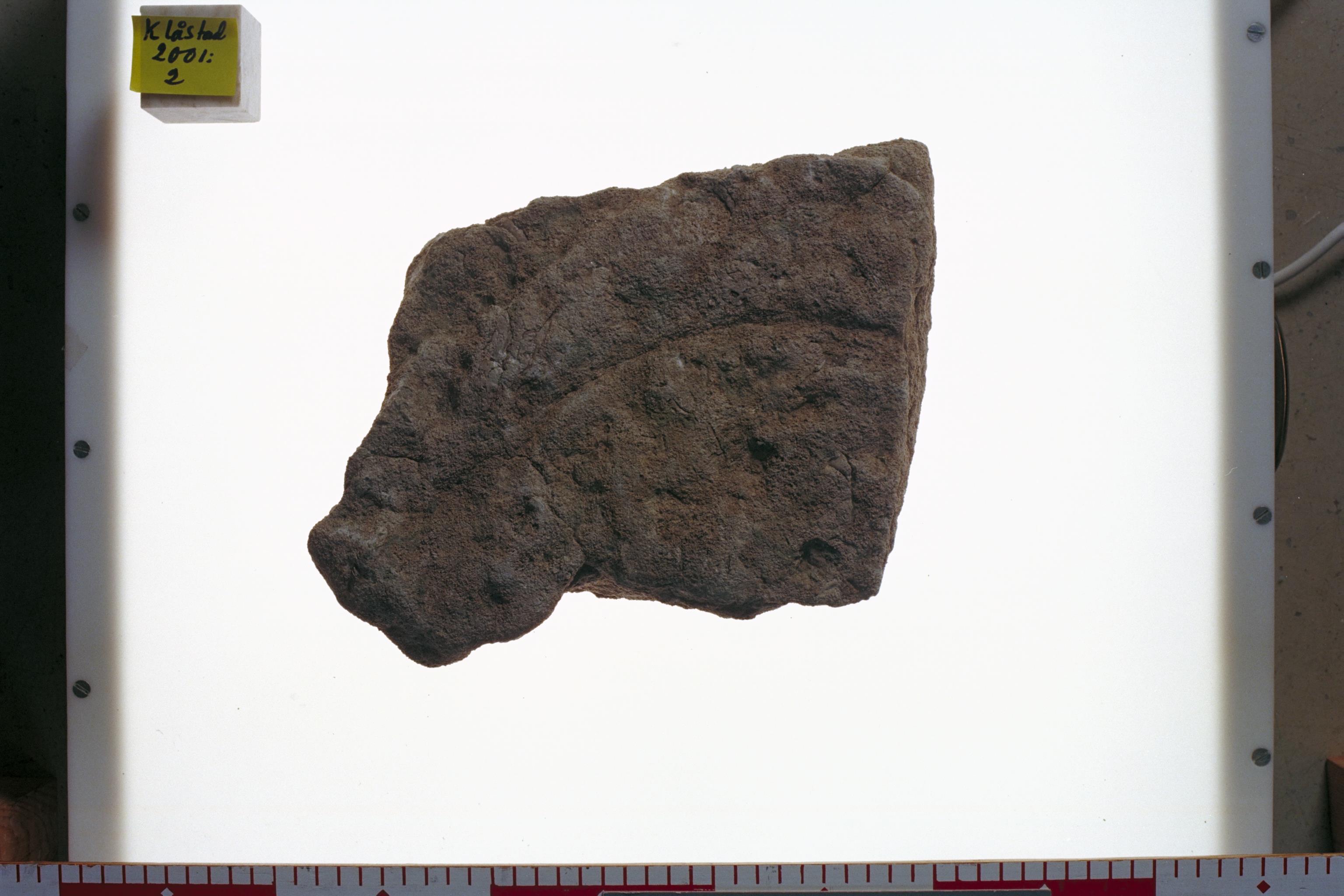Bengt A Lundberg, ÖgNf2000 Klosterstad fragment med runor