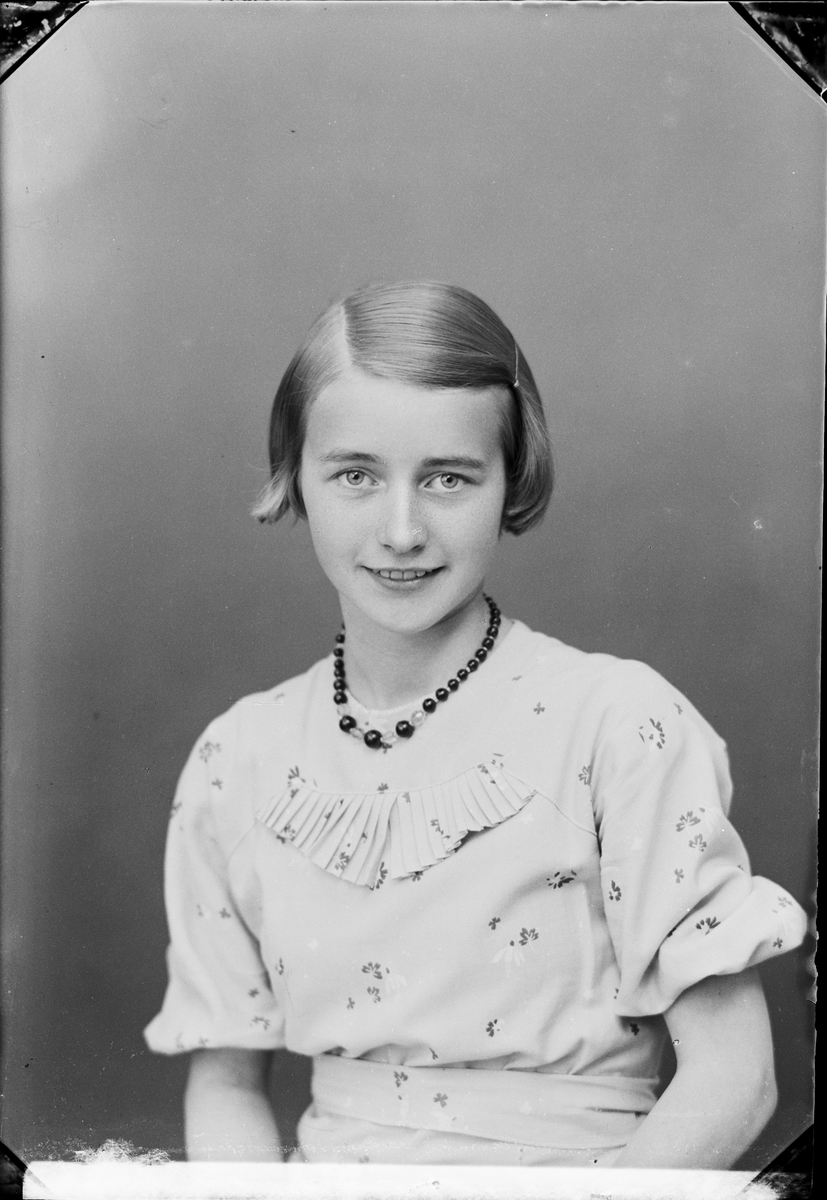 Skötsner-Edhlund, Ateljéporträtt - Kerstin Andersson från Östhammar, Uppland