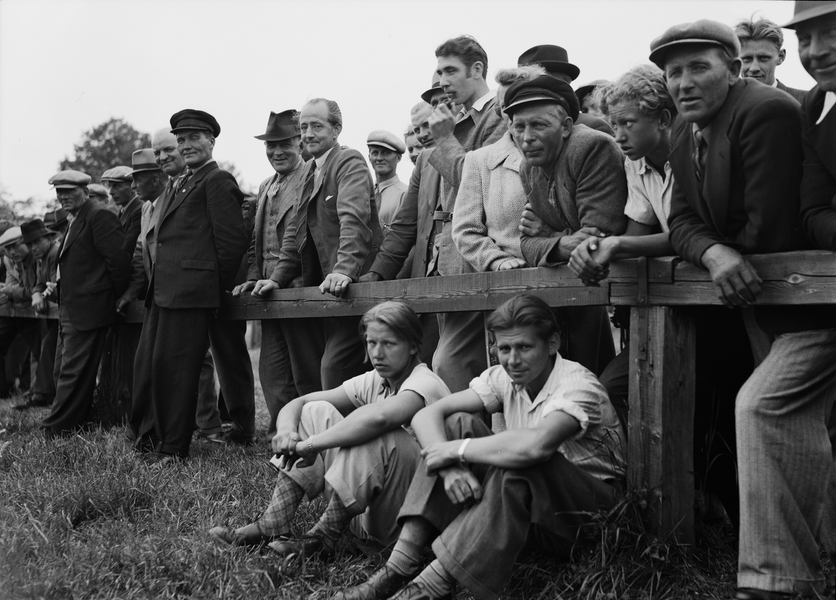 Paul Sandberg, Hästpremiering på Kobacken, Kungsängen, Uppsala juli 1942. Åskådare