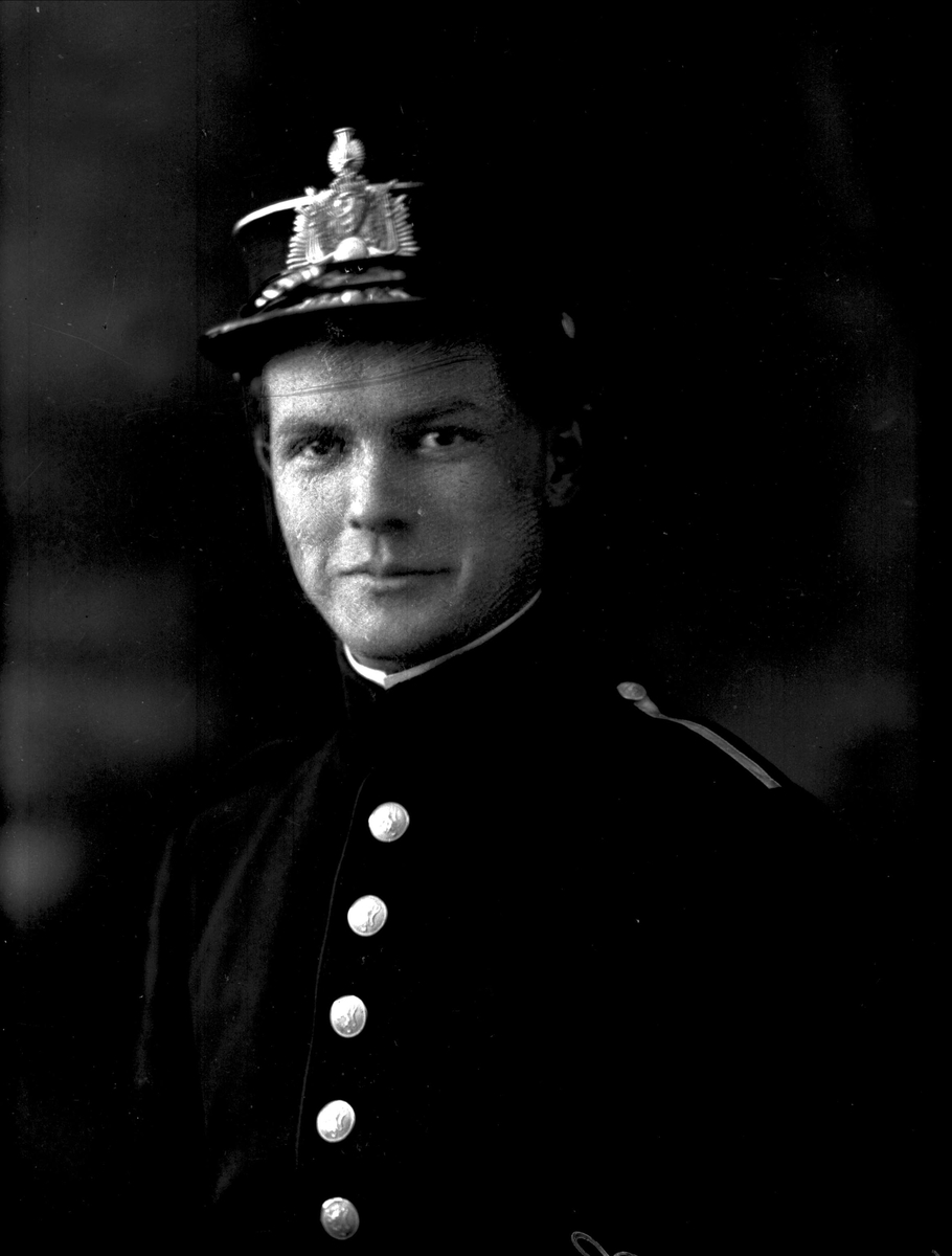 Gustav Borgen, Portrett, mann i kadettuniform.
