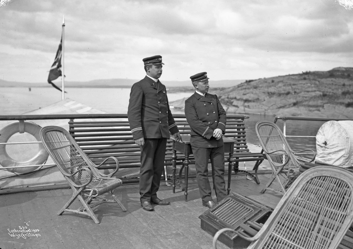 Anders Beer Wilse, D/S Olaf Kyrre (b. 1886, Martens, Olsen & Co., Bergen), begge styrmennene