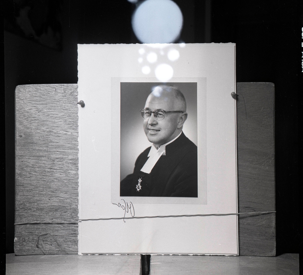 Allan Bernving, Avfotograferat foto föreställande kyrkoherde Stenholm i Löt.