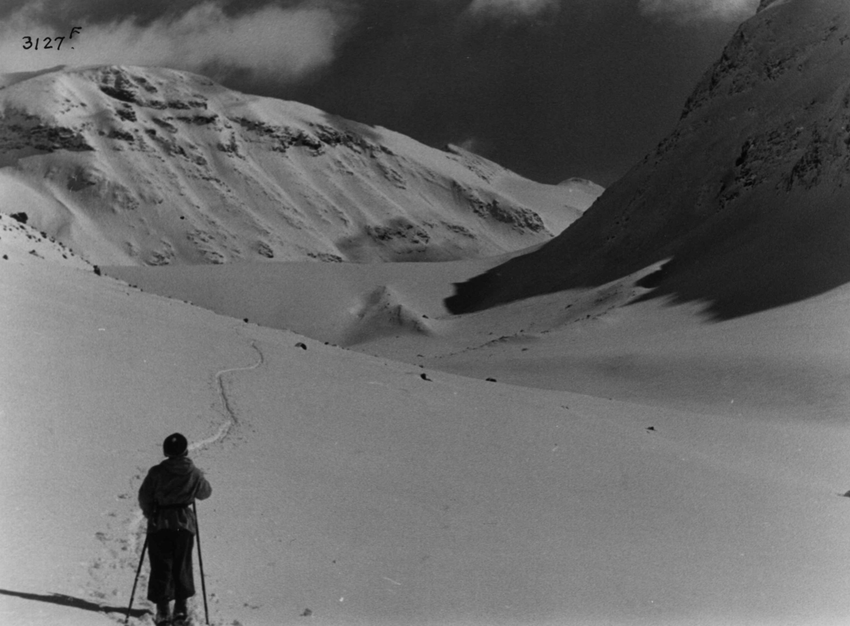 Anders Beer Wilse, Skiløper ved Tverrbotntindan i Jotunheimen.