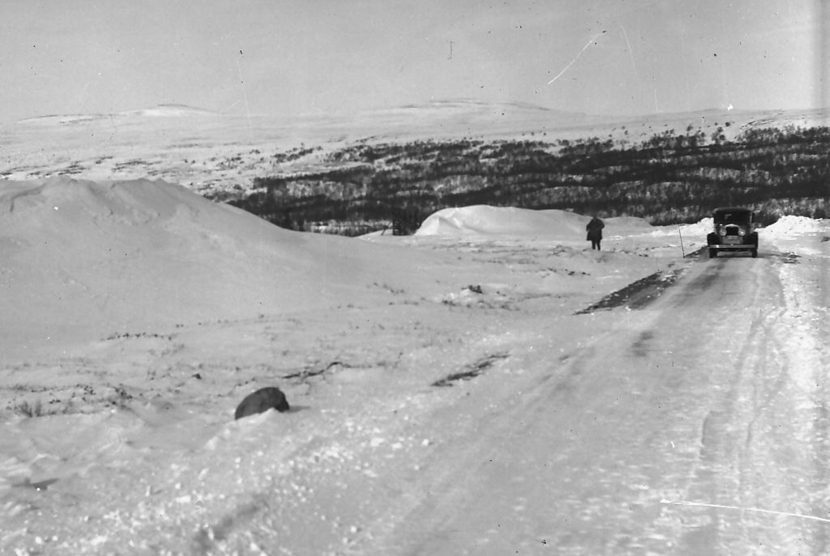 Per K. Lien, Veien Folldal - Hjerkinn, bil og dårlig brøytet vei, før 1935.