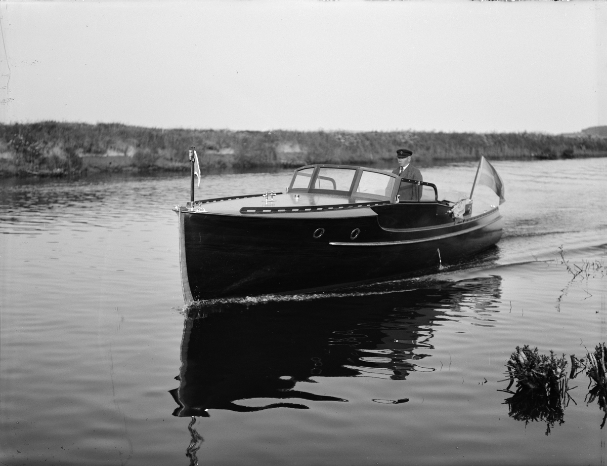 Paul Sandberg, Motorbåt, sannolikt på Fyrisån, Uppsala 1936