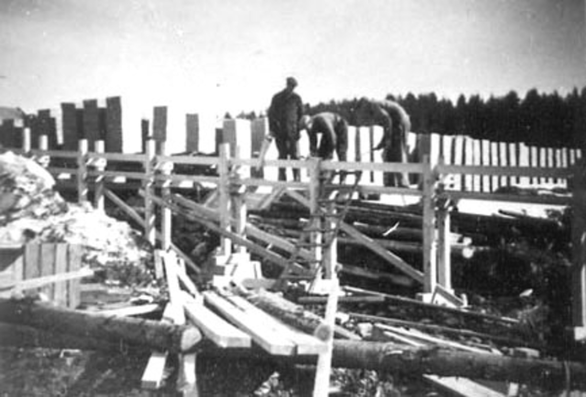 Anno Domkirkeodden, STØSAGA, ROMEDAL ALLMENNING, BYGGING AV DEN FØRSTE ENDELØSE KJERRAT, GRUPPE: 3 MENN ARBEIDER, FRA VENSTRE: SVERRE TÅRNEBY, SVERRE, ALF KJERNLI, TIL SLUTT: HÅKON HARASETH