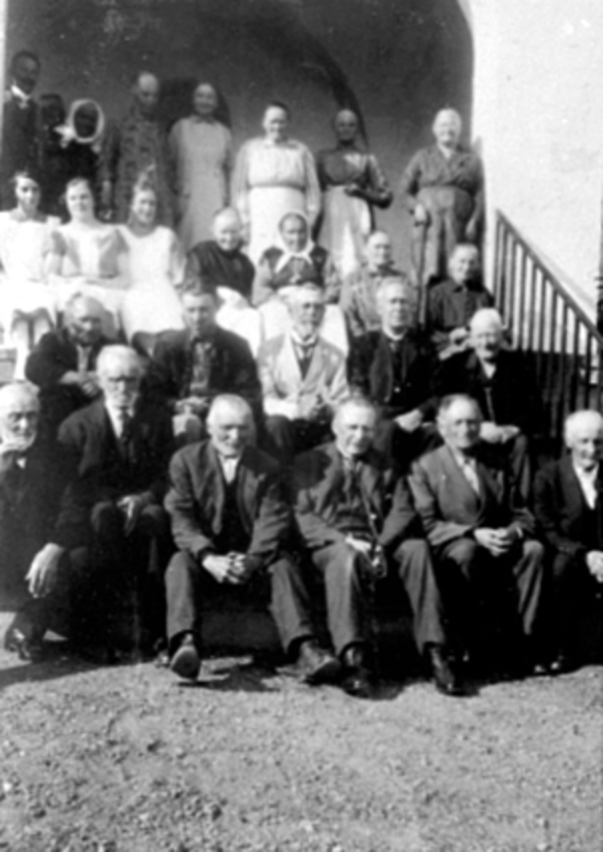 Anno Domkirkeodden, GRUPPE 26 ANSATTE OG BEBOERE VED HAMAR KOMMUNALE ALDERSHJEM, GAMLEHJEM, SJUKEHJEM, SKOLEGATA 22